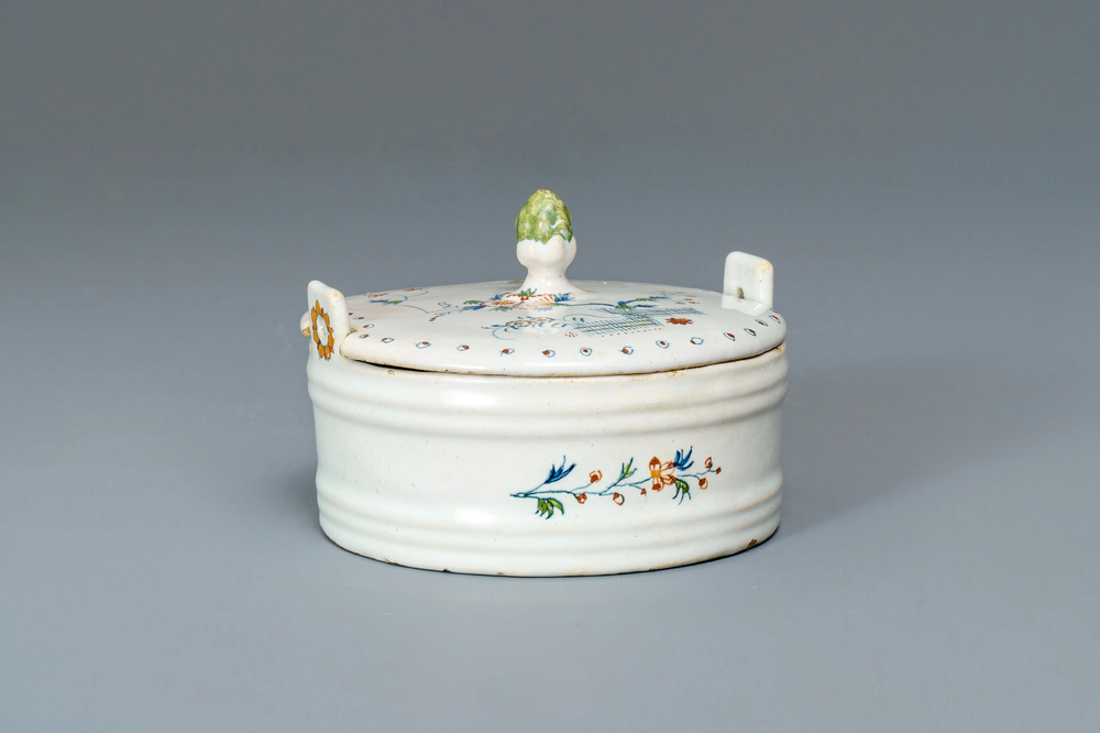 Een polychrome Brussels aardewerken botervloot met decor '&agrave; la haie fleurie', 18e eeuw